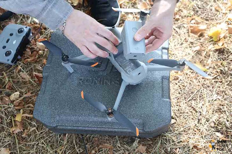 Der DJI Air 2S Lithium Polymer Akku wird in die Drohne gelegt.